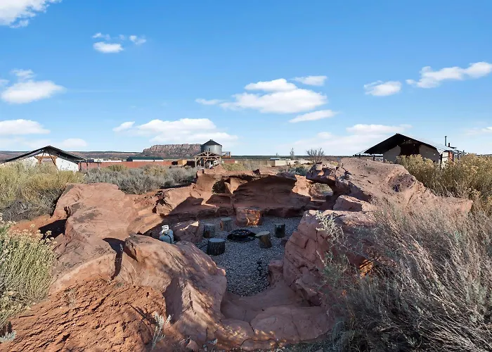 Southwest Silo Stay- 1 Bedroom Near Zion & Bryce Holiday home Cane Beds