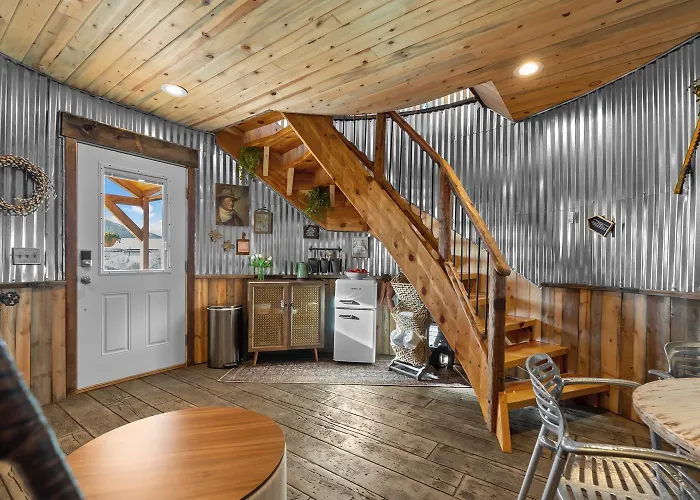 Southwest Silo Stay- 1 Bedroom Near Zion & Bryce Cane Beds