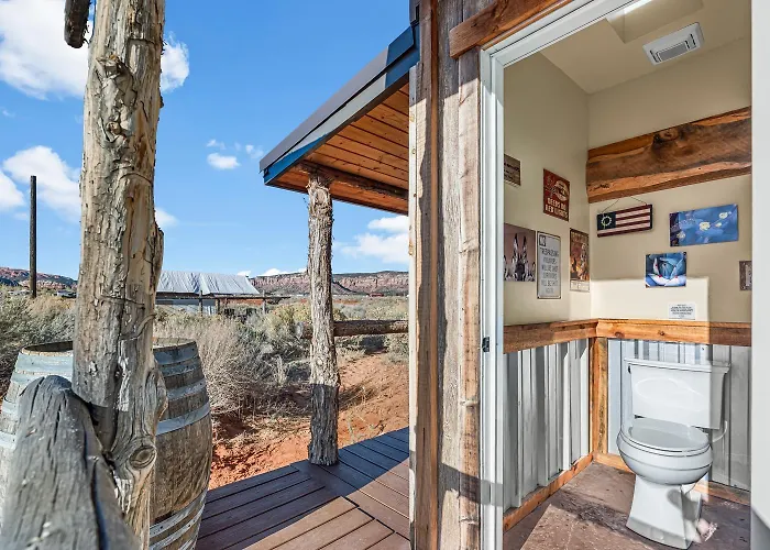 Southwest Silo Stay- 1 Bedroom Near Zion & Bryce * Cane Beds